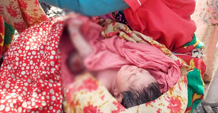 স্টেশনে কনস্টেবলের শাড়িতে বানানো আতুরঘরে সন্তান প্রসব