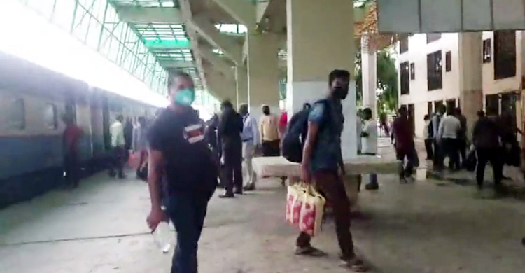 রেলের ৫ জনের জন্য শতাধিক যাত্রী নিয়ে সিলেটে ঢুকলো ট্রেন