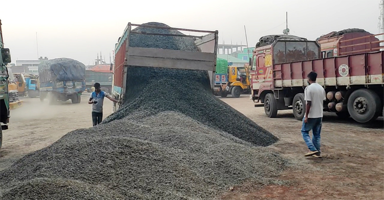 হিলিতে অর্ধেকে নেমেছে পাথর আমদানি