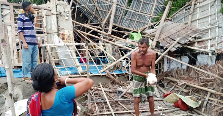 সাতক্ষীরায় হঠাৎ ঘূর্ণিঝড়ে কয়েকটি বসতবাড়ি লন্ডভন্ড
