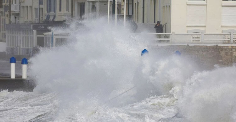 9 dead as Storm Eunice batters Europe