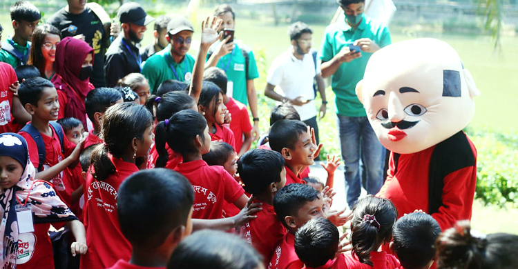 পথশিশুদের উল্লাসে মেতেছে শাহাবুদ্দিন আহমদ পার্ক