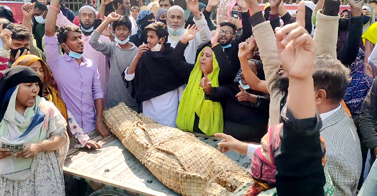 মেয়ের মরদেহ নিয়ে বিক্ষোভ করলেন স্বজনরা