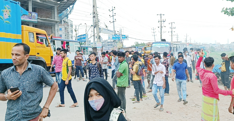 অটোরিকশা চলতে না দেওয়ায় চালকদের রাস্তা অবরোধ