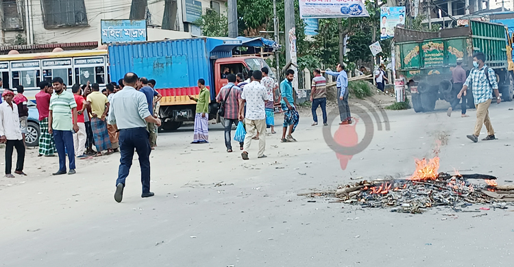 অটোরিকশা চলতে না দেওয়ায় চালকদের রাস্তা অবরোধ