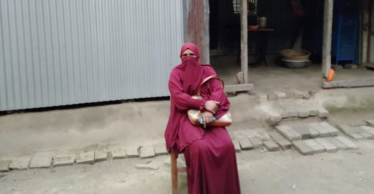 ফরিদপুরে বিয়ের দাবিতে এনজিওকর্মীর বাড়িতে গৃহবধূর অনশন