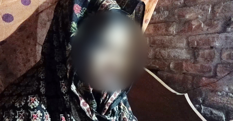 বিয়ের দাবিতে ৫ দিন ধরে প্রেমিকের বাড়িতে তরুণীর অনশন