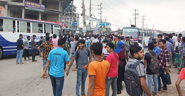 অটোরিকশা চলতে না দেওয়ায় চালকদের রাস্তা অবরোধ