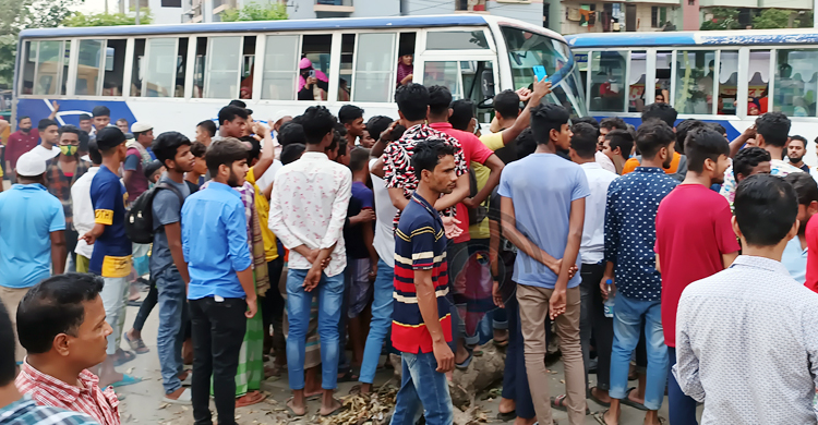 অটোরিকশা চলতে না দেওয়ায় চালকদের রাস্তা অবরোধ