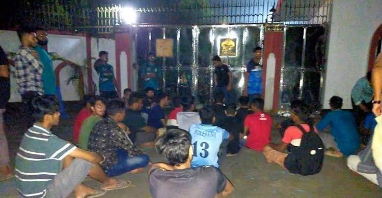 ফুটওভার ব্রিজের দাবিতে ভিসির বাংলোর সামনে ছাত্রদের অবস্থান