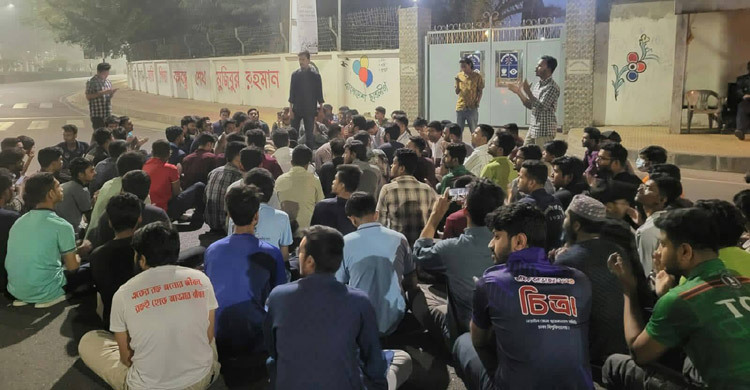 ঢাবিতে শিক্ষকের বিরুদ্ধে ছাত্রকে অপমানের অভিযোগ, বিক্ষোভ