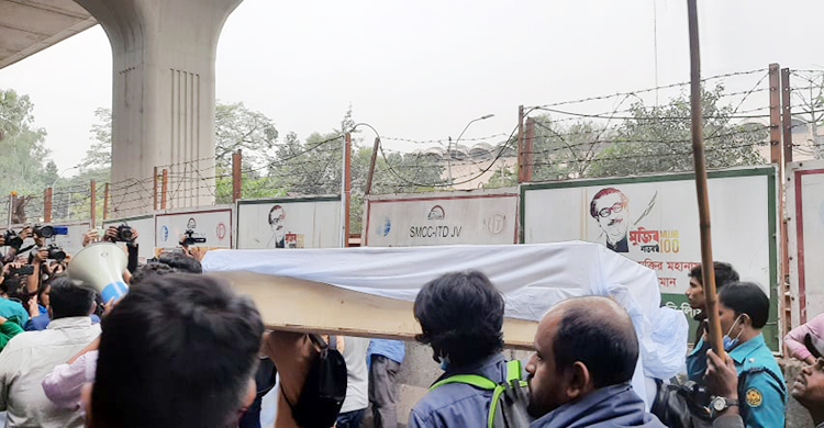 ৯ দাবিতে প্রতীকী লাশ নিয়ে শিক্ষার্থীদের মিছিল