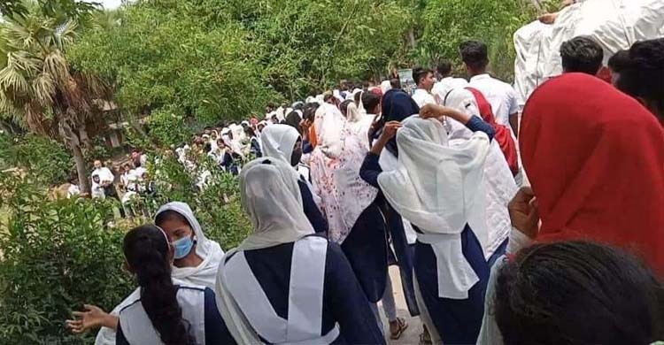 গোপালগঞ্জে প্রধান শিক্ষকের দুর্নীতির বিরুদ্ধে শিক্ষার্থীদের মিছিল