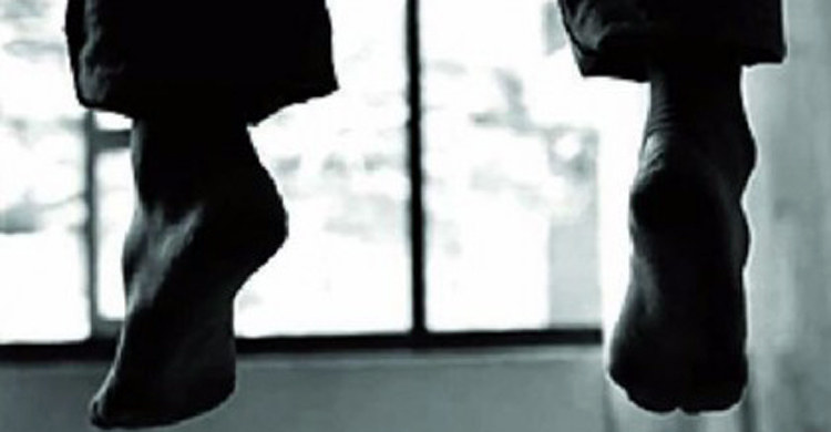 ঝুলছে ছাত্রের লাশ, হাতে এসিডে পুড়িয়ে ‘এস’ লেখা