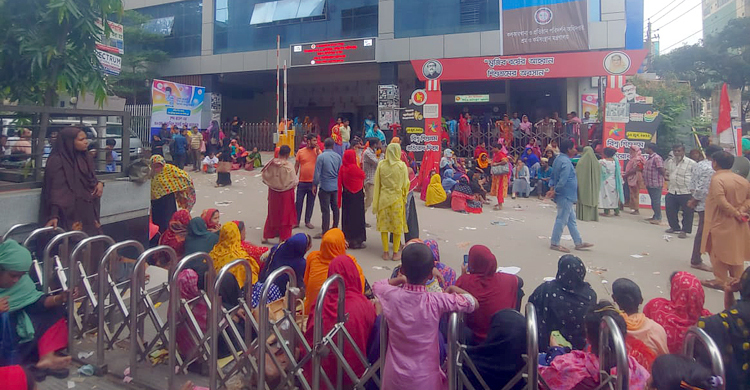 বেতনের দাবিতে স্টাইলক্রাফটের শ্রমিকদের অবস্থান কর্মসূচি