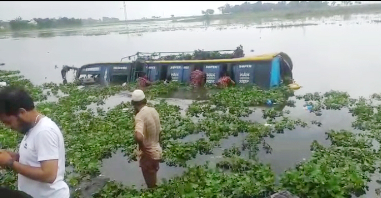 প্রাইভেটকার অতিক্রম করতে গিয়ে বাস খালে, যুবক নিহত