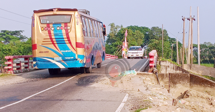 সংস্কারের এক মাস পর সেতুর সংযোগ সড়কে ধস