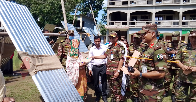 সুনামগঞ্জে বন্যায় ক্ষতিগ্রস্তদের টিন-টাকা দিচ্ছে সেনাবাহিনী