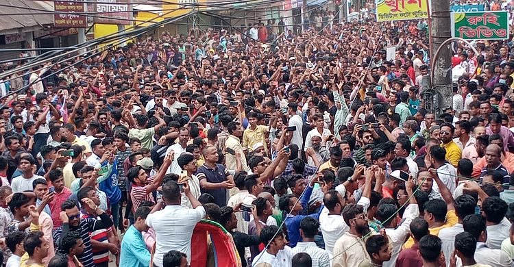 বিএনপির বিক্ষোভে পুলিশের বাধা, রাস্তা অবরোধ করে সমাবেশ
