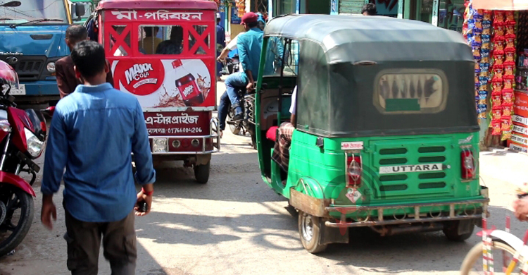 অটোরিকশার যত্রতত্র পার্কিংয়ে বেড়েছে যানজট, অতিষ্ঠ জনজীবন