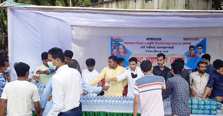 গুচ্ছ ভর্তি: পরীক্ষার্থীদের সুপেয় পানি দিলো শাবিপ্রবি ছাত্রলীগ