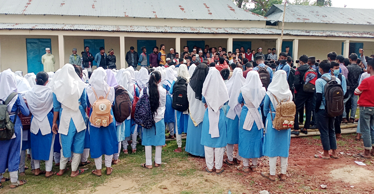 ছাত্রীর সঙ্গে ফোনালাপ ফাঁসের খবরে শিক্ষকের হার্ট অ্যাটাক