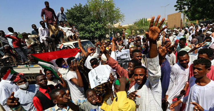 Sudan: Protesters demand military coup as crisis deepens
