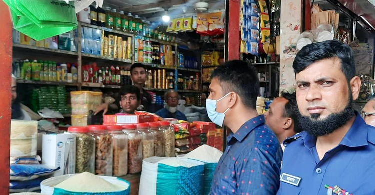 সিদ্ধিরগঞ্জে ভোজ্যতেলের দাম বেশি রাখায় ২ দোকানির জরিমানা