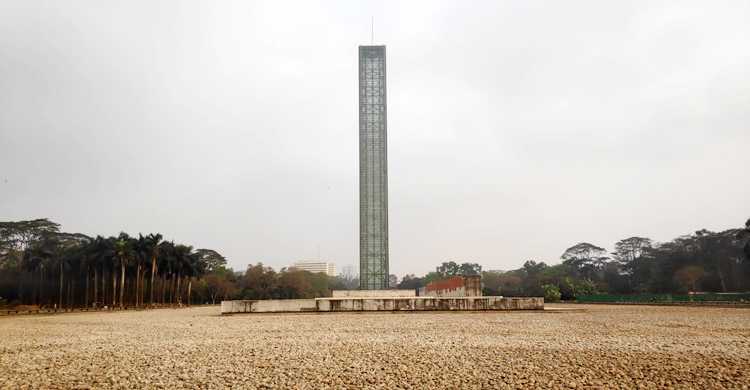 শ্রীহীন সোহরাওয়ার্দী উদ্যান : লেকে নেই পানি, মাঠে খোঁড়াখুঁড়ি