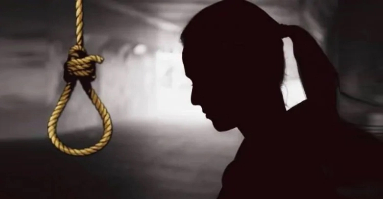 কলেজছাত্রীর নগ্ন ভিডিও ফেসবুকে, চিরকুট লিখে গলায় ফাঁস