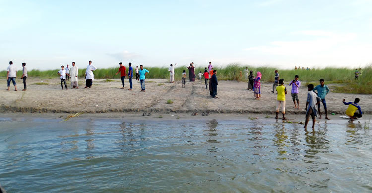 পদ্মার চর যেন মিনি পর্যটনকেন্দ্র