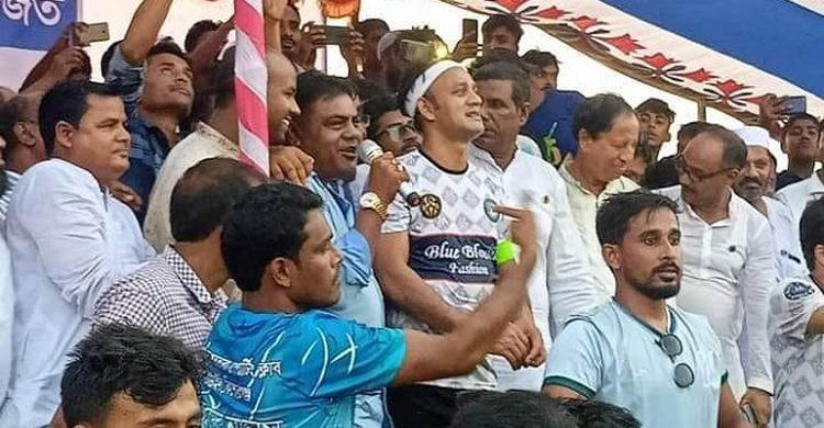আমি না খেললে দেশের ফুটবলটারে বেইচ্ছা লাইবো: ব্যারিস্টার সুমন