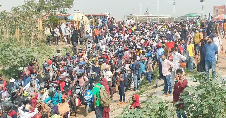 শিমুলিয়ায় ৭ ঘণ্টায় ৫০ হাজার যাত্রী পার