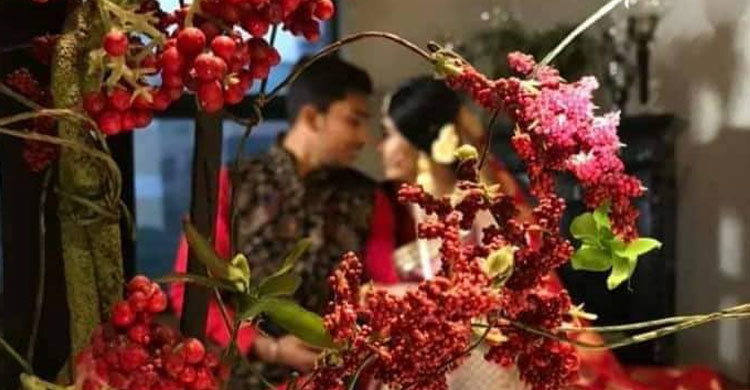 পূজার গলায় মালা দেবেন সৌম্য