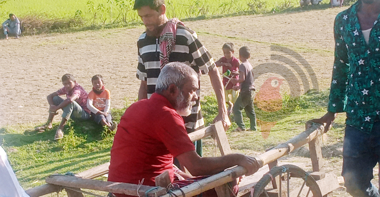 পক্ষাঘাতগ্রস্ত হয়েও ভোট দিলেন জয়নুদ্দিন