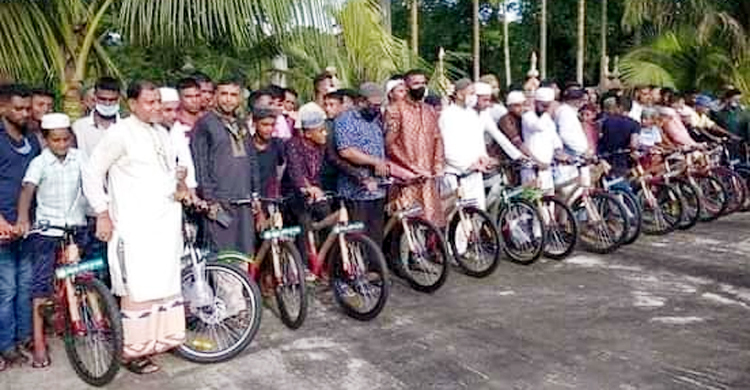 টানা ৪০ দিন জামাতে নামাজ পড়ে সাইকেল পেল ২০ শিশু