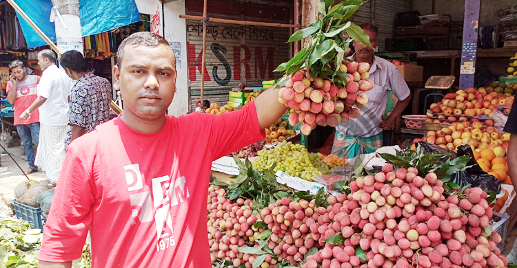 সুনামগঞ্জের বাজারে রসালো লিচু, দাম চড়া
