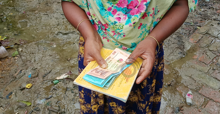 সুদের টাকায় এনজিওর কিস্তি দিচ্ছেন বানভাসিরা