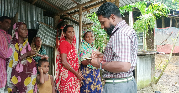 সুদের টাকায় এনজিওর কিস্তি দিচ্ছেন বানভাসিরা