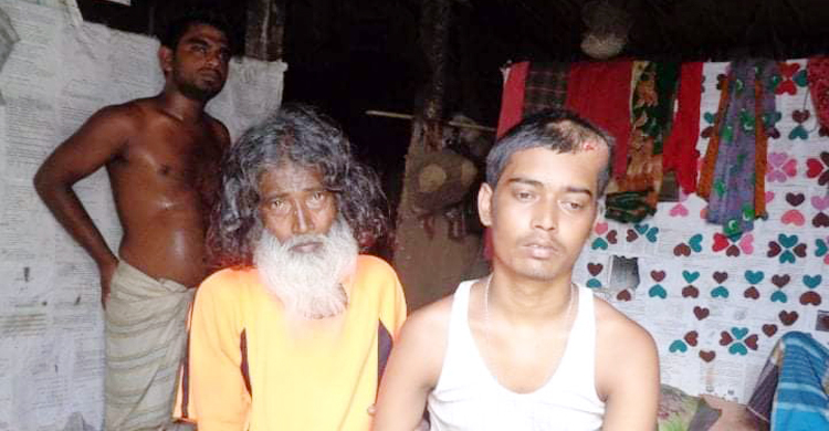 সন্তানের চিকিৎসার জন্য রক্ত বেচতে চান বাবা