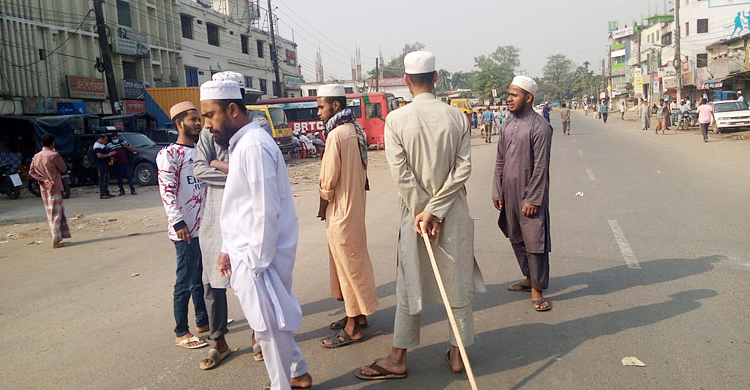 হাতে লাঠি নিয়ে সুনামগঞ্জের সড়কে হেফাজতের নেতাকর্মীরা