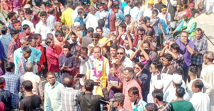 ফুলের মালা পরে-মিছিল নিয়ে মনোনয়ন জমা দিলেন প্রার্থীরা