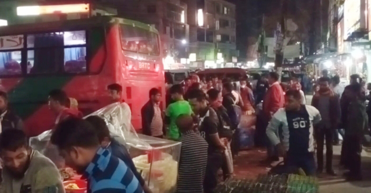 সড়কে রাখা ৩ বাস নিয়ে গেলো পুলিশ, ধর্মঘট ডাকলেন চালক-শ্রমিকরা
