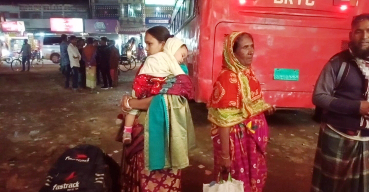 সড়কে রাখা ৩ বাস নিয়ে গেলো পুলিশ, ধর্মঘট ডাকলেন চালক-শ্রমিকরা