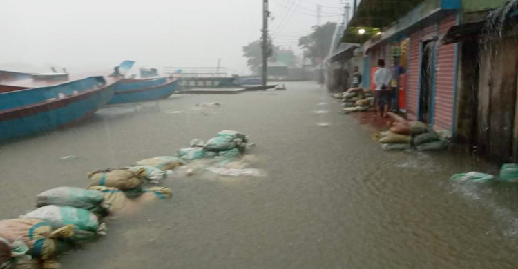 সুনামগঞ্জে আবারও বিপৎসীমার ওপরে উঠে রাস্তায় সুরমার পানি