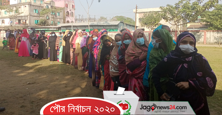 উৎসবের আমেজে ভোট দিচ্ছেন নারী ভোটাররা