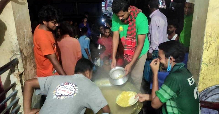 এবার হাওরে বন্যার্তদের পাশে ঢাবির সৈকত