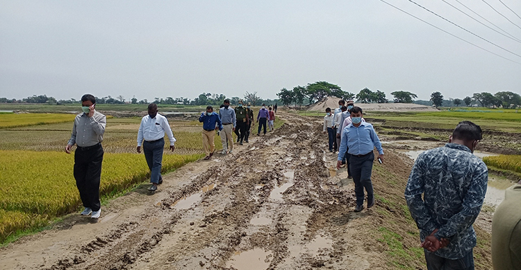 কাদায় হাঁটলেন কমিশনার, শ্রমিকরা ঠেললেন গাড়ি