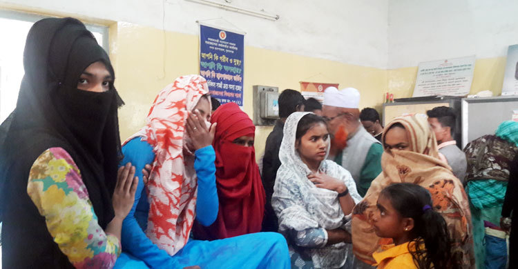 দুই ছাত্রীকে কোদাল দিয়ে পেটালেন অধ্যক্ষ