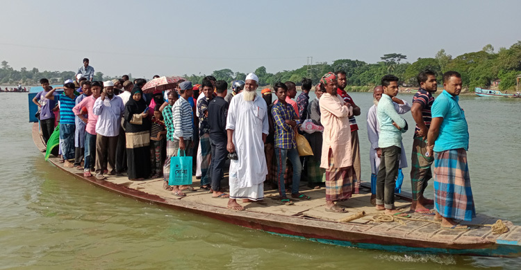 সেতুর অভাবে দুই লাখেরও বেশি মানুষ সীমাহীন দুর্ভোগে
